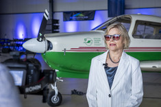 A. Szarzec-Tragarz, absolwentka Politechniki Rzeszowskiej, pierwsza kobieta pilot w PLL LOT,