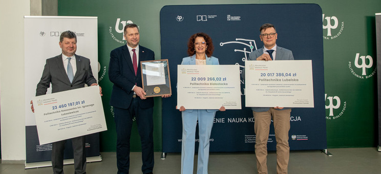 Od lewej: prof. P. Koszelnik, prof. KUL P. Czarnek, prof. PB M. Kosior-Kazberuk, prof. Z. Pater,