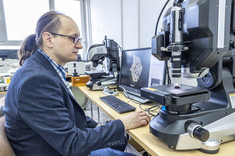 Badania meteorytu prowadzi dr inż. M. Kowalik,