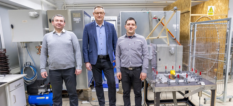 Od lewej: dr inż. Grzegorz Karnas, prof. PRz Grzegorz Masłowski, dr inż. Kamil Filik,