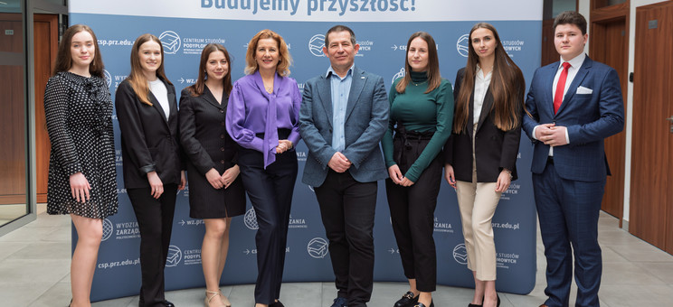 Stypendystki i stypendysta ministra nauki z dziekanką WZ prof. PRz B. Zatwarnicką-Madurą i prorektorem ds. studenckich i umiędzynarodowienia prof. PRz B. Millerem,