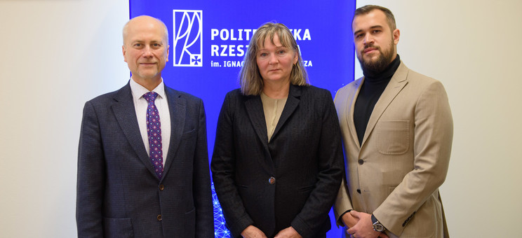 Od lewej: prof. J. Sęp, prof. PRz J. Zamorska, W. Żądło,